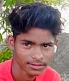 सरायअकिल के अकबराबाद गुहौली गांव में संदीप यादव की मौत के बाद घटना की जांच करती पुलिस।      संव