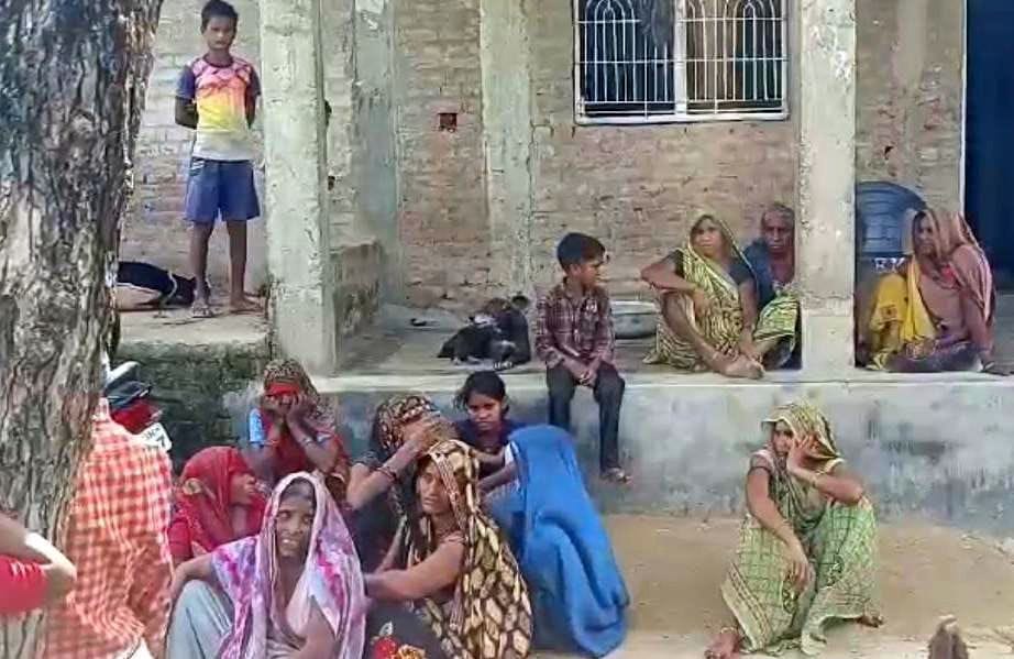सरायअकिल के अकबराबाद गुहौली गांव में संदीप यादव की मौत के बाद घटना की जांच करती पुलिस।      संव