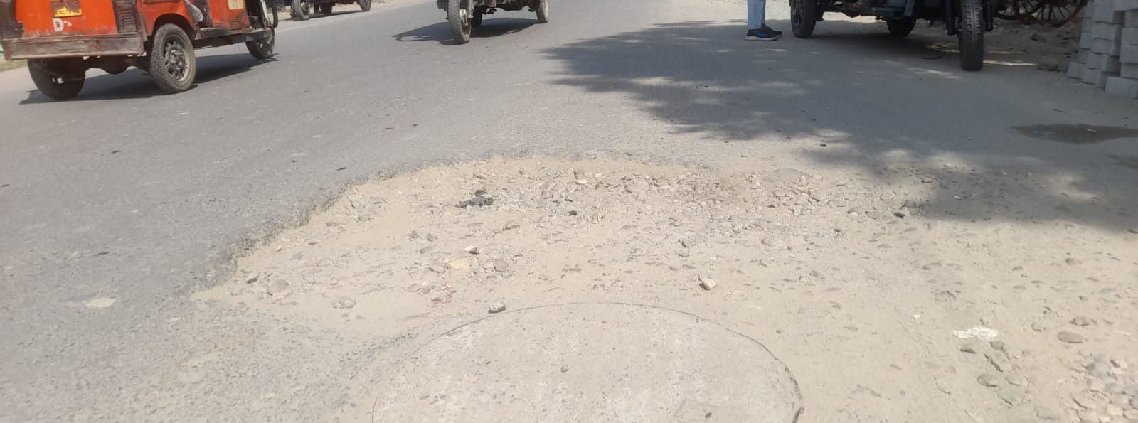 सदर चौराहा के पास सड़क पर गड्ढा। संवाद सदर चौराहा के पास सड़क पर गड्ढा। संवाद