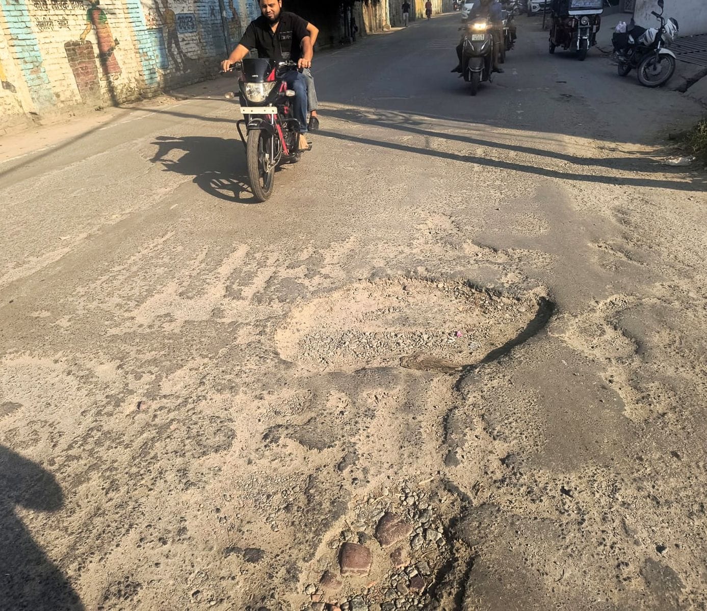 सदर चौराहा के पास सड़क पर गड्ढा। संवाद सदर चौराहा के पास सड़क पर गड्ढा। संवाद