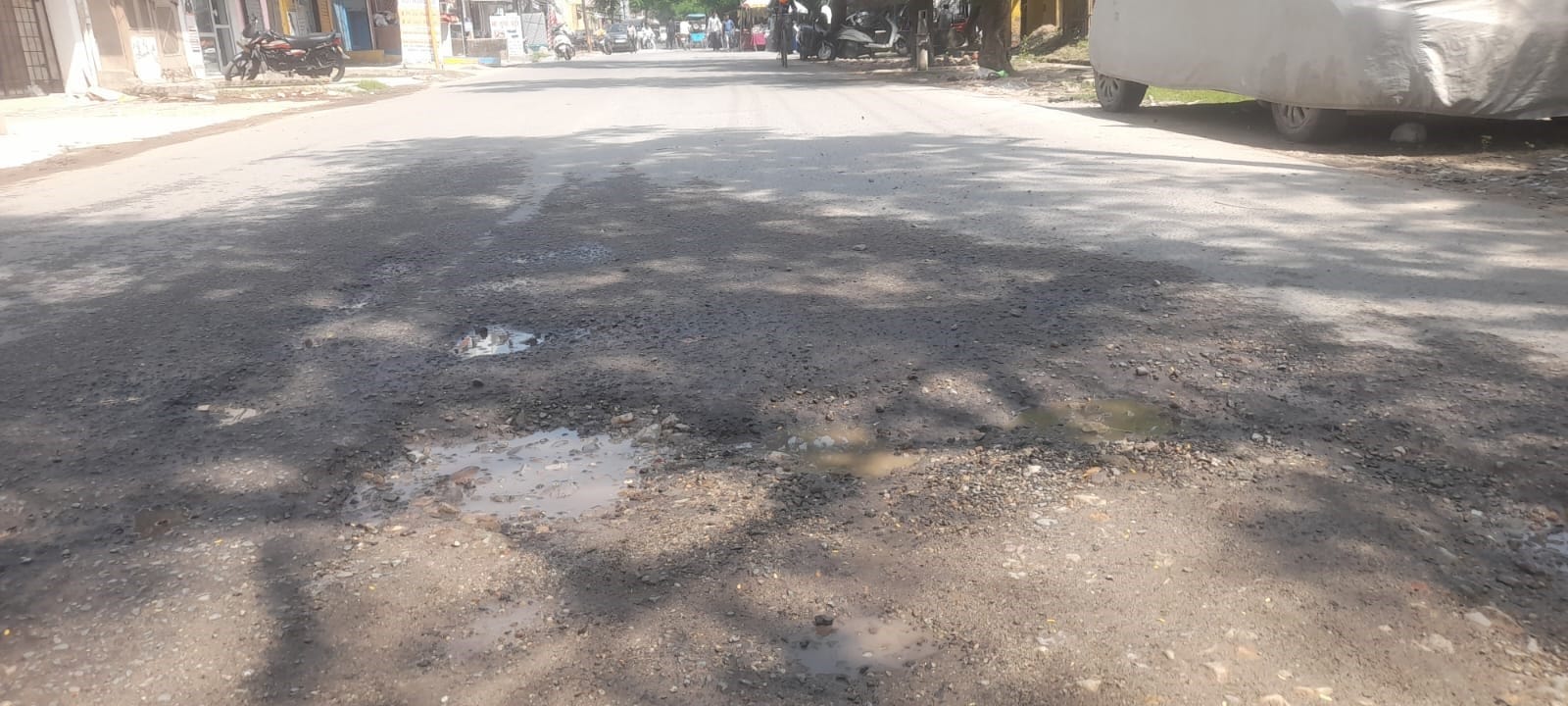 सदर चौराहा के पास सड़क पर गड्ढा। संवाद सदर चौराहा के पास सड़क पर गड्ढा। संवाद