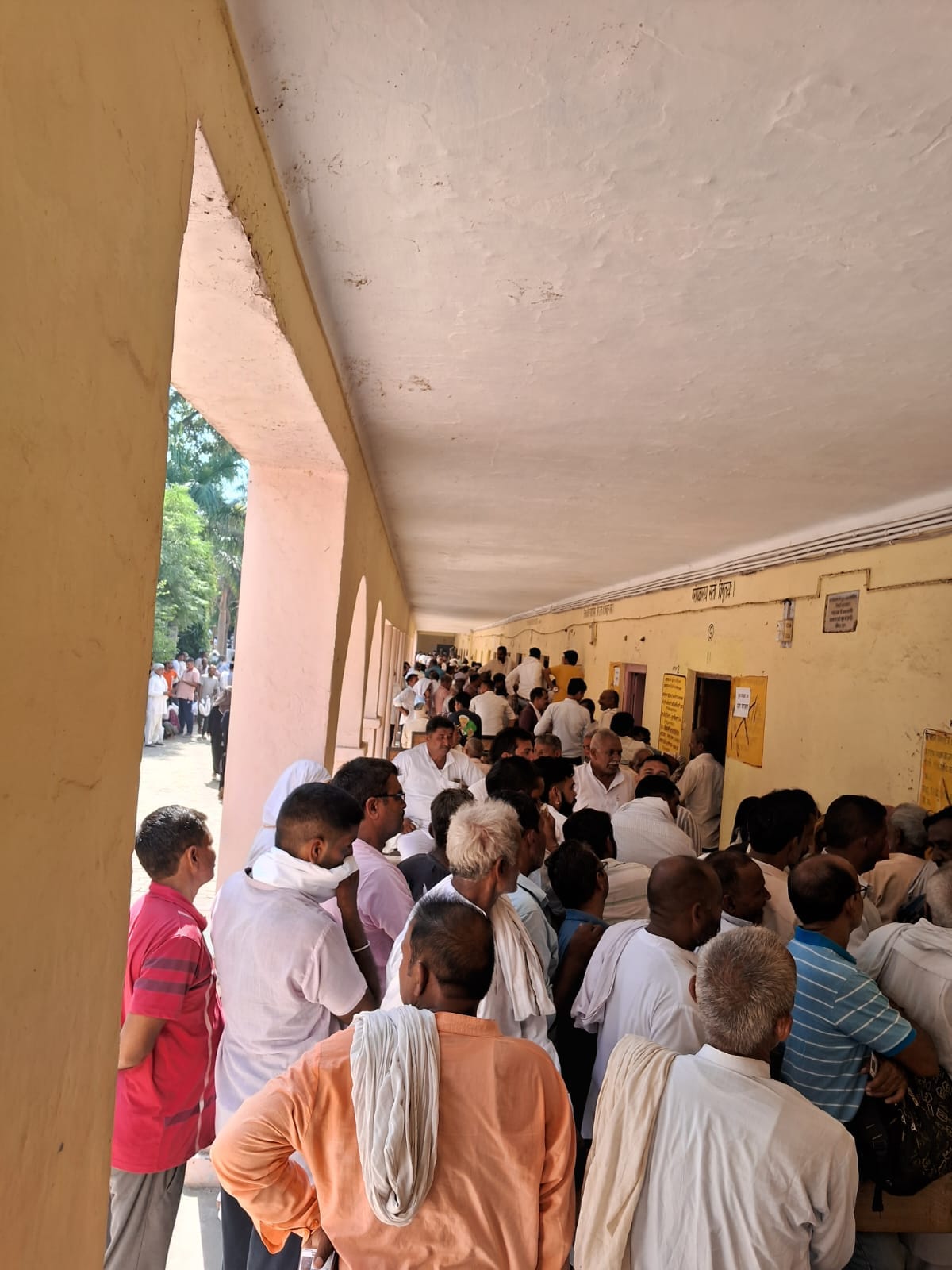 शामली के ब्रिगेडियर होशियार सिंह  इंटर कॉलेज में डेलीगेट चुनाव में वोट डालने के लिये जाती महिल