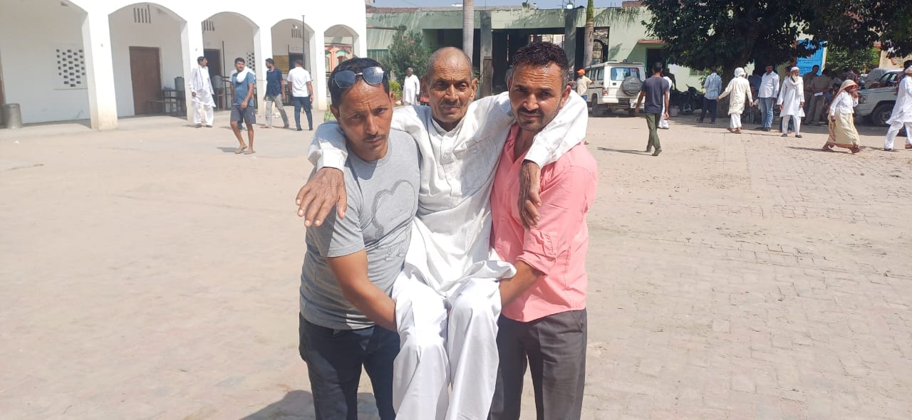 शामली के ब्रिगेडियर होशियार सिंह  इंटर कॉलेज में डेलीगेट चुनाव में वोट डालने के लिये जाती महिल