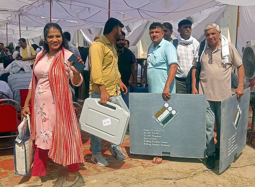 04जेएनडी05-अर्जुन स्टेडियम में चुनाव सामग्री एकत्रित करते कर्मचारी। संवाद 04जेएनडी05-अर्जुन स्टेडियम में चुनाव सामग्री एकत्रित करते कर्मचारी। संवाद