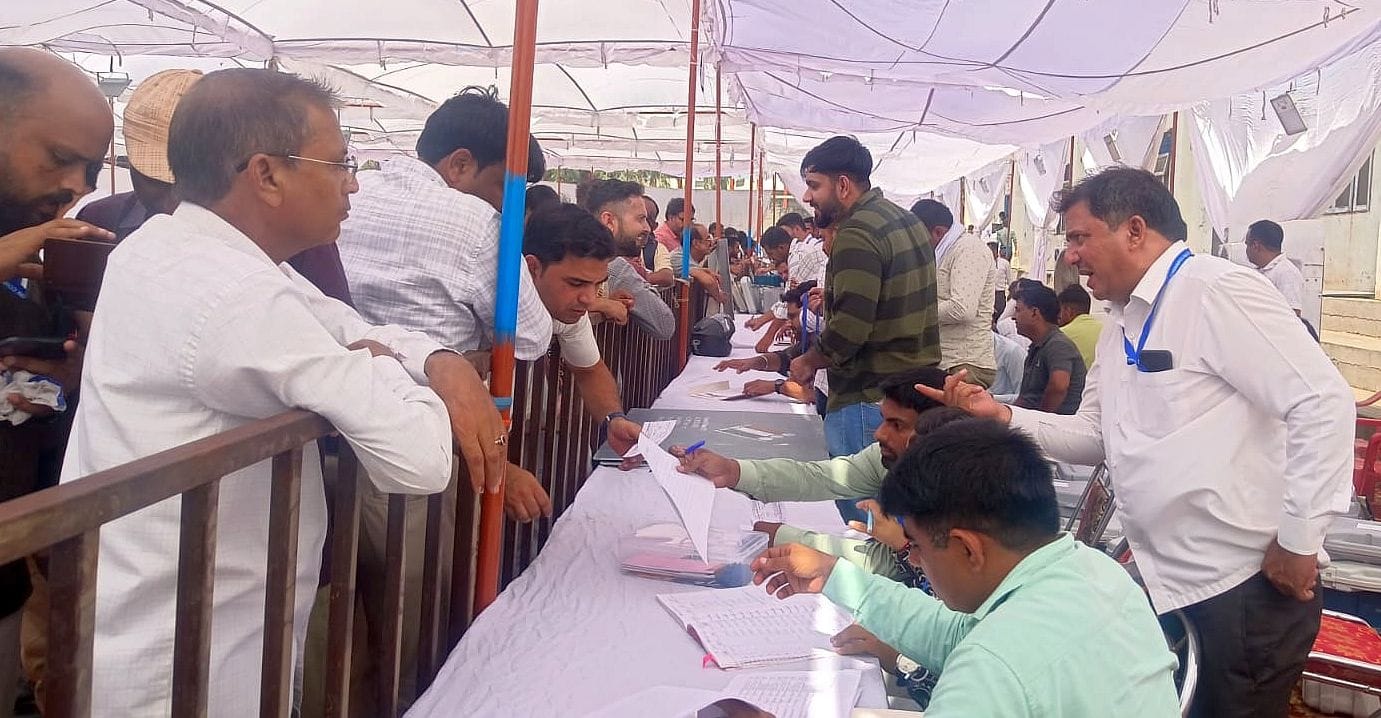 04जेएनडी05-अर्जुन स्टेडियम में चुनाव सामग्री एकत्रित करते कर्मचारी। संवाद 04जेएनडी05-अर्जुन स्टेडियम में चुनाव सामग्री एकत्रित करते कर्मचारी। संवाद