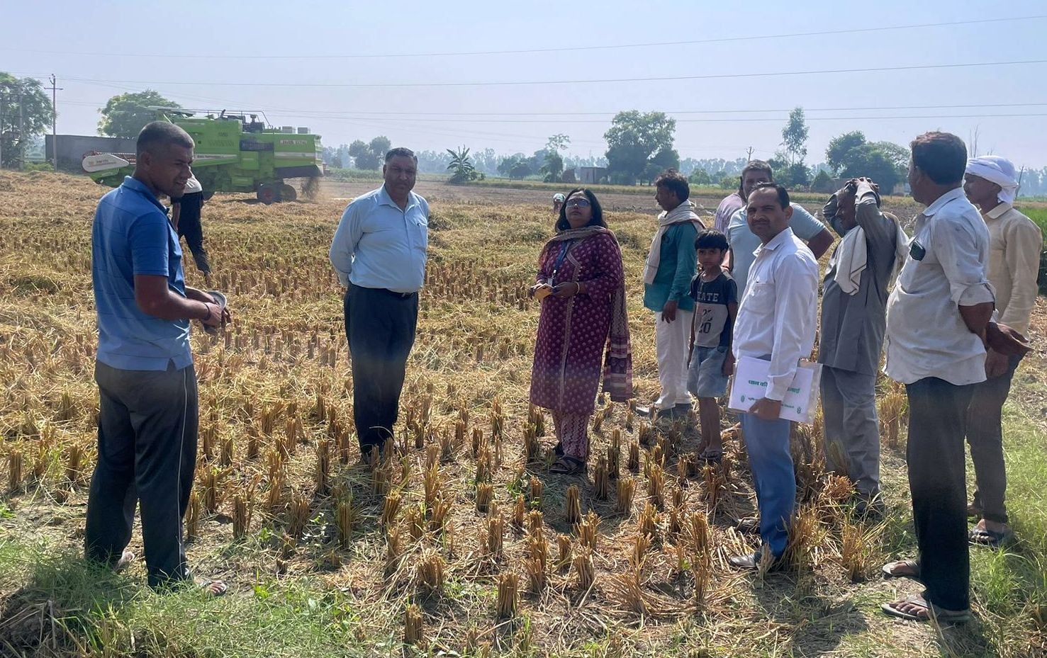 04जेएनडी22-खेड़ा खेमावती के खेतों में आगजनी की घटना के बाद पहुंचा कृषि विभाग का अमला। स्रोत प्र 04जेएनडी22-खेड़ा खेमावती के खेतों में आगजनी की घटना के बाद पहुंचा कृषि विभाग का अमला। स्रोत प्र