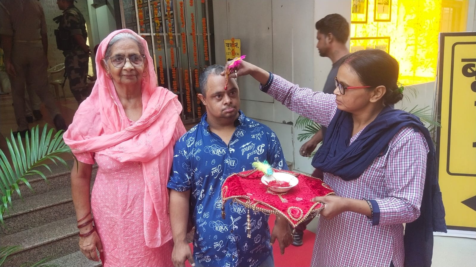 फोटो 20- सोनीपत के लिटल एंजल्स स्कूल में बनाए गए आदर्श बूथ पर मतदान करने वाले मतदाता को मुझे गर फोटो 20- सोनीपत के लिटल एंजल्स स्कूल में बनाए गए आदर्श बूथ पर मतदान करने वाले मतदाता को मुझे गर