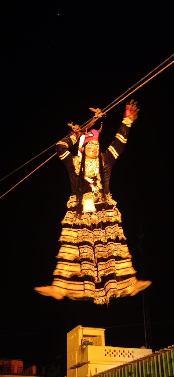 फोटो संख्या:67- श्री आदर्श  रामलीला  कमेटी के रंगमंच  पर  ताड़का के पुतले का दहन करते कलाकार--स
