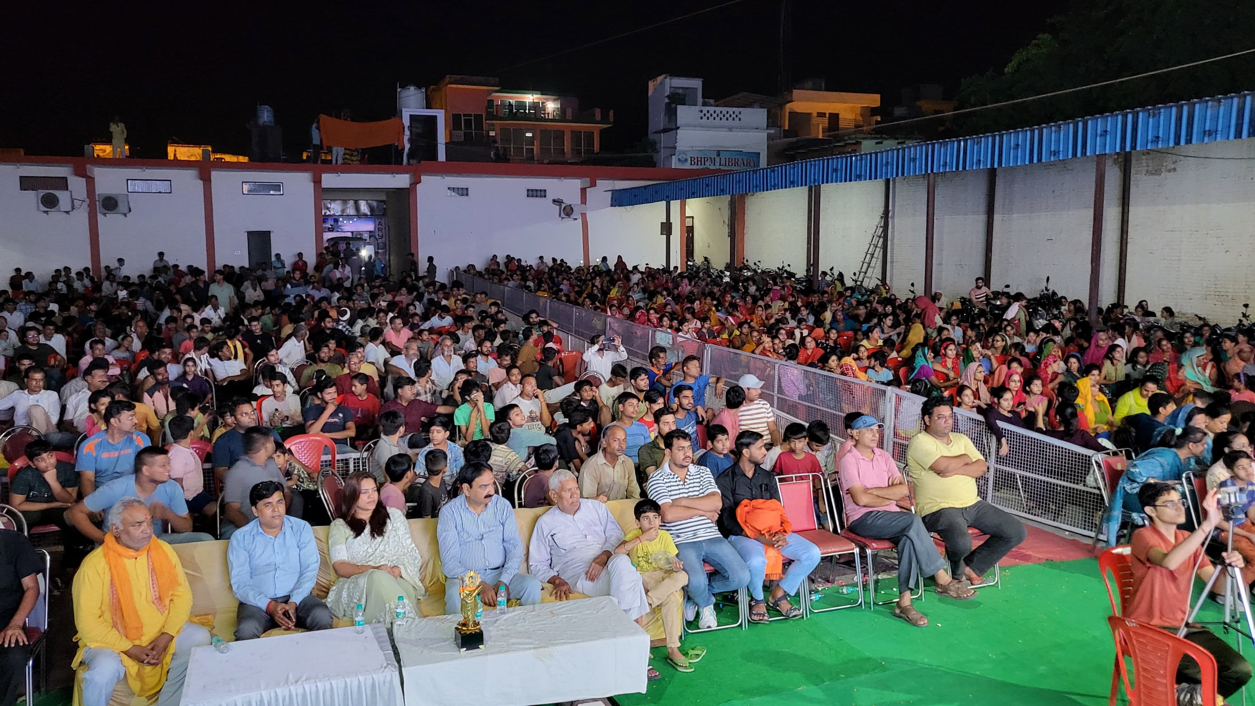 फोटो संख्या:67- श्री आदर्श  रामलीला  कमेटी के रंगमंच  पर  ताड़का के पुतले का दहन करते कलाकार--स