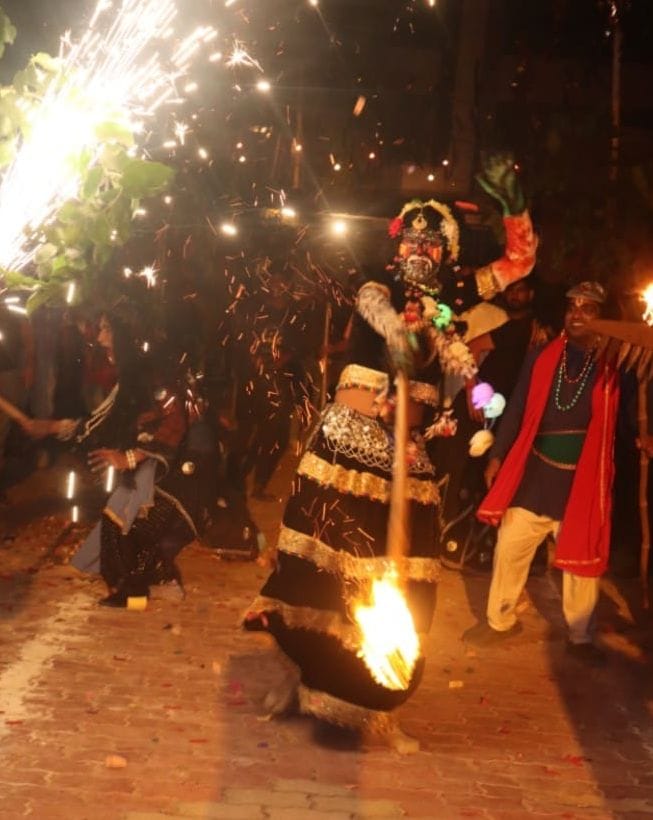 फोटो संख्या:67- श्री आदर्श  रामलीला  कमेटी के रंगमंच  पर  ताड़का के पुतले का दहन करते कलाकार--स