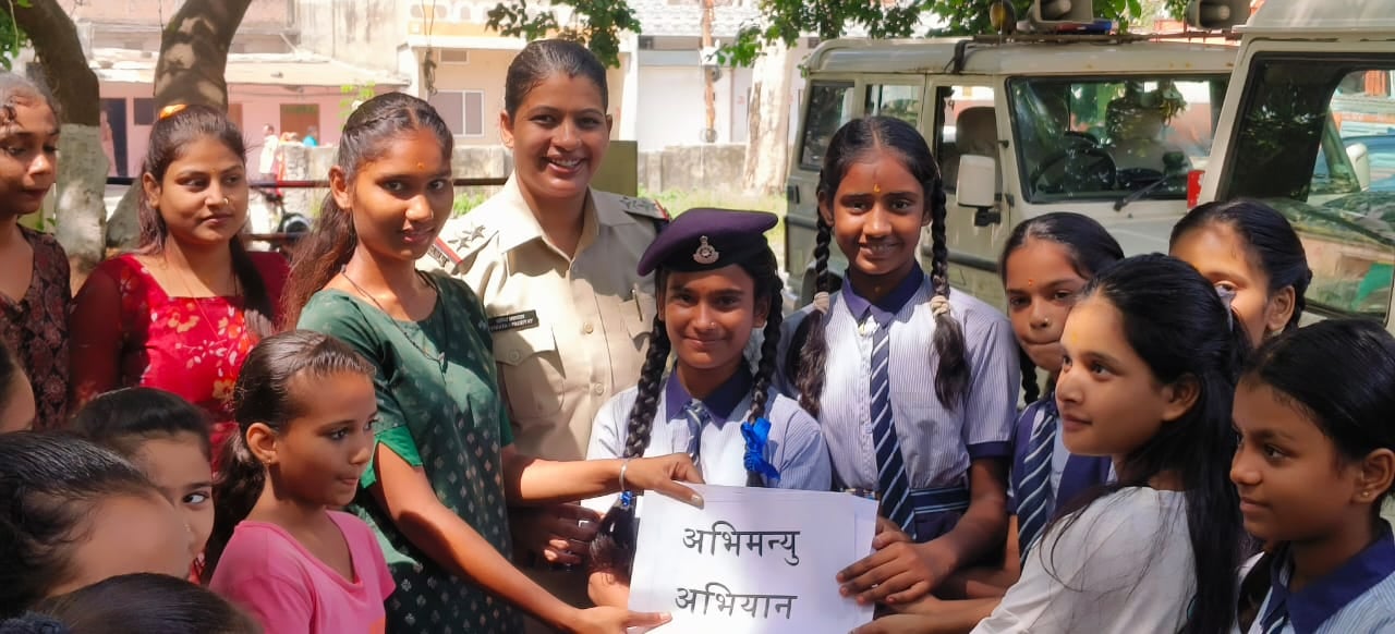 जाने क्या है मैं हूं अभिमन्यु अभियान....पुलिस अधिकारियों द्वारा महिलाओं और बच्चों को क्यो किया जाने क्या है मैं हूं अभिमन्यु अभियान....पुलिस अधिकारियों द्वारा महिलाओं और बच्चों को क्यो किया