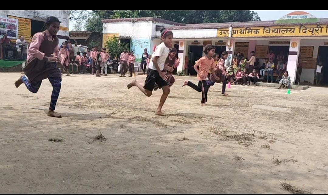 जूनियर हाईस्कूल दियोरी में आयोजित संकुल स्तरीय खेलकूद प्रतियोगिता का फीता काटकर शुभांरभ करते जि
