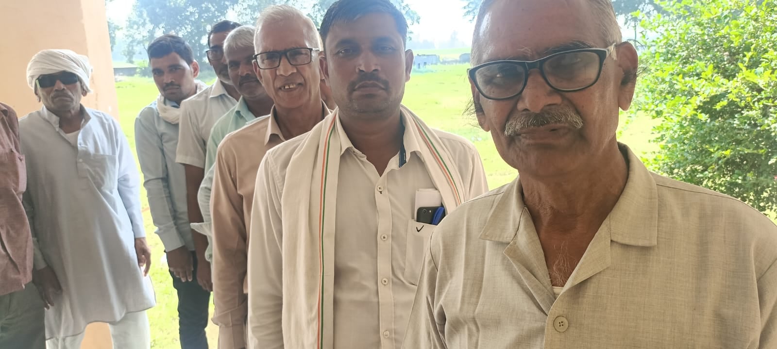पूरनपुर चीनी मिल में डेलीगेट के चुनाव में लाइन में लगे मतदाता।संवाद पूरनपुर चीनी मिल में डेलीगेट के चुनाव में लाइन में लगे मतदाता।संवाद