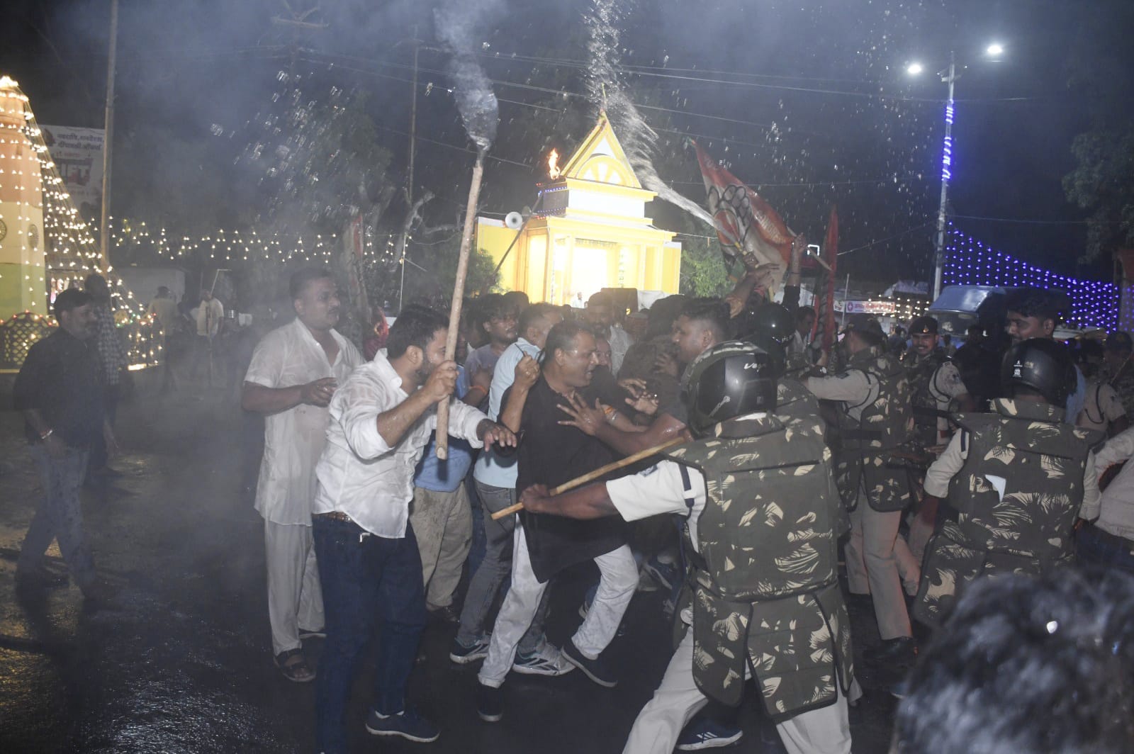 प्रदर्शन करते कांग्रेसी