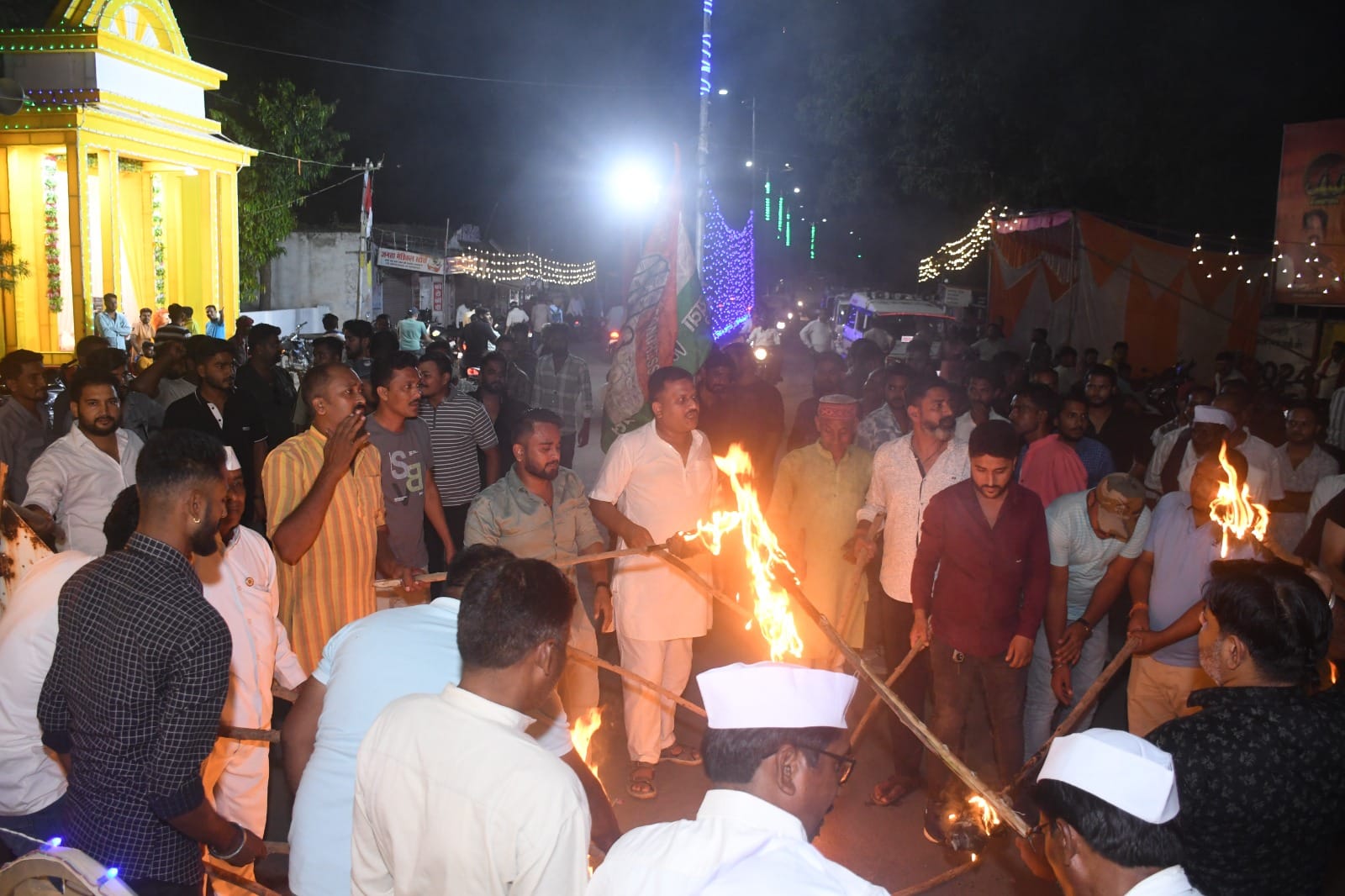 प्रदर्शन करते कांग्रेसी