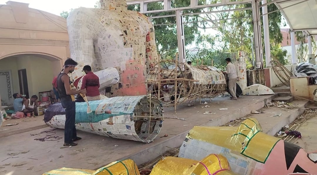 पुतले बनाने मे जुटे कारीगर