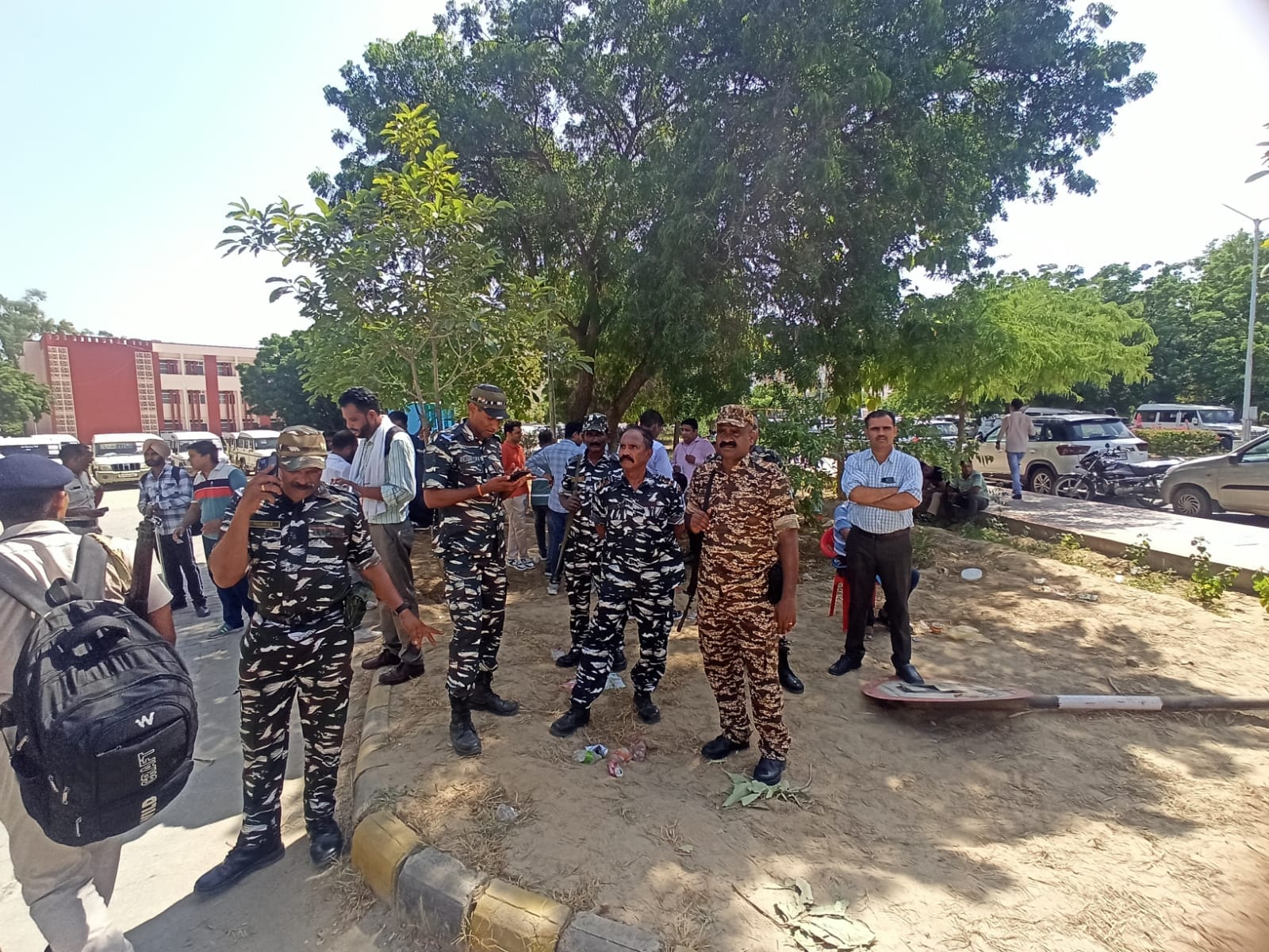सिरसा में सिर पर ईवीएम का सामान लेकर जाते पोलिंग एजेंट। सिरसा में सिर पर ईवीएम का सामान लेकर जाते पोलिंग एजेंट।