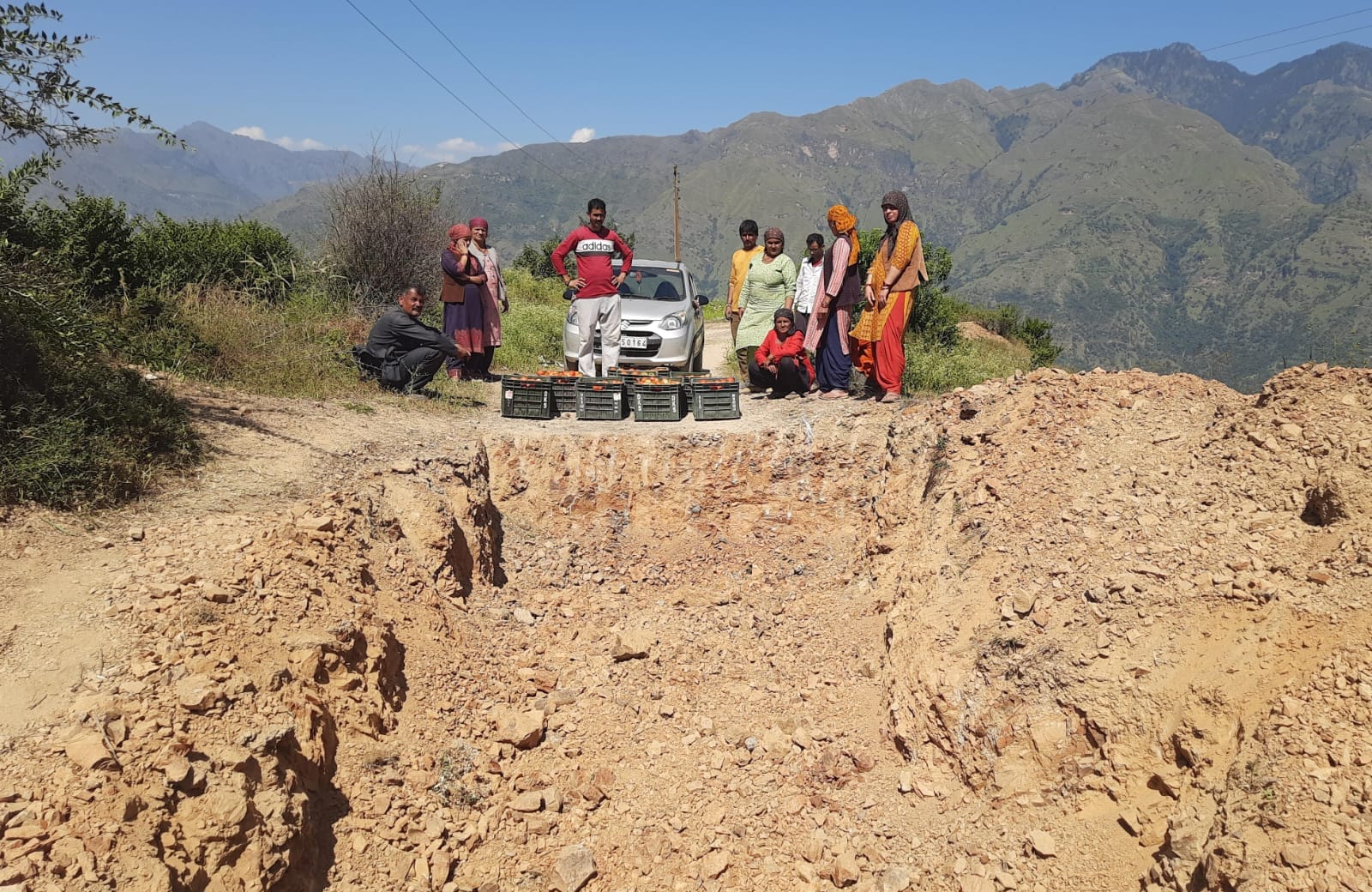 शिलाई की कांडो भटनोल के गांव बोहल में दबंगों द्वारा सड़क क्षतिग्रस्त करने पर परेशान लोग अपने सा