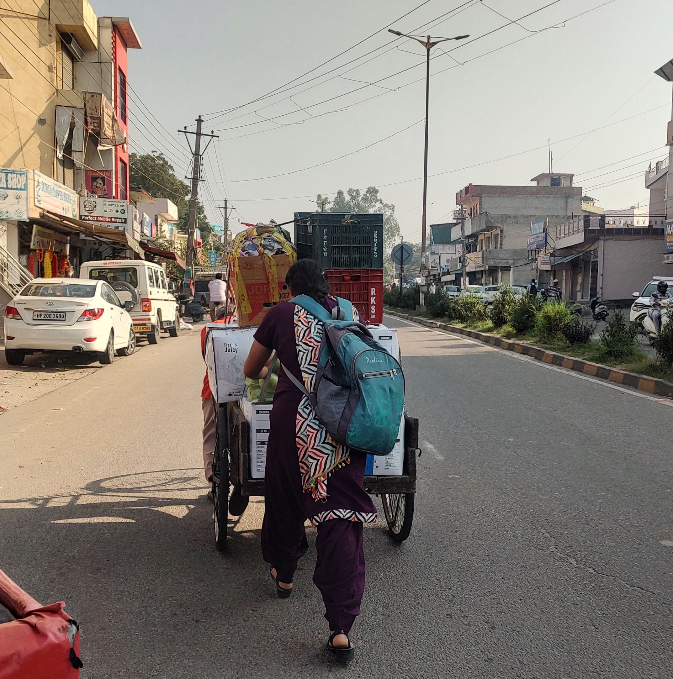 ऊना पुराना बस स्टैंड से लेकर नय बस स्टैड़ सब्जी से लदे रेहडे को दक्का लगाकर बुजुर्ग की मदद करती ऊना पुराना बस स्टैंड से लेकर नय बस स्टैड़ सब्जी से लदे रेहडे को दक्का लगाकर बुजुर्ग की मदद करती