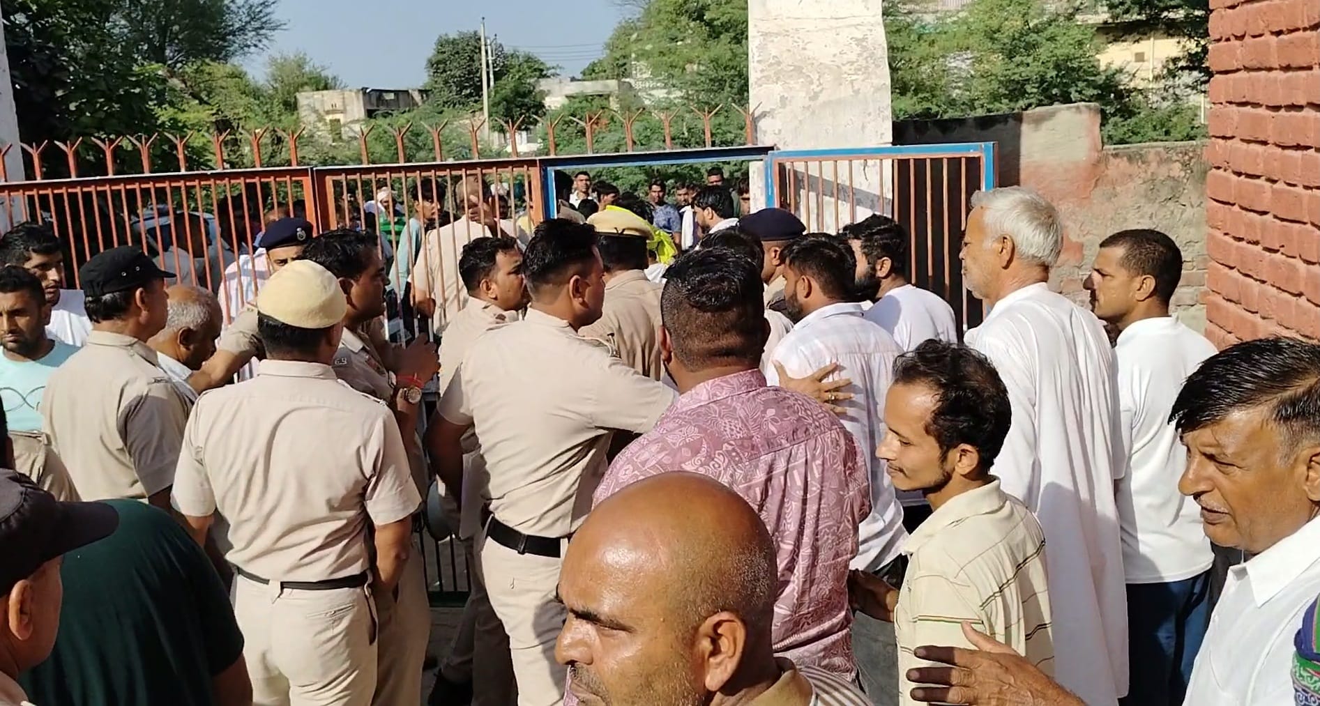 05जेएनडी65: बुढ़ाखेड़ा गांव में परिजनों के साथ मतदान करने पहुंचे इनेलो-बसपा प्रत्याशी डाॅ. सुरेंद 05जेएनडी65: बुढ़ाखेड़ा गांव में परिजनों के साथ मतदान करने पहुंचे इनेलो-बसपा प्रत्याशी डाॅ. सुरेंद