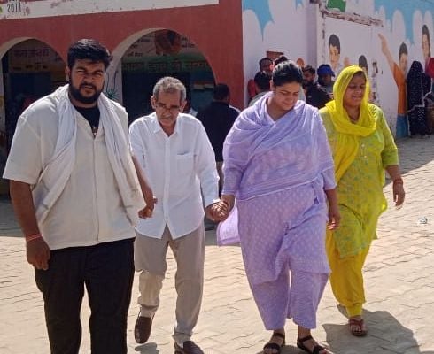 05जेएनडी70 : फरैण कलां गांव में बुजुर्ग महिला के हाथ पर स्याही लगाते हुए मा. राजेश वशिष्ठ। संवा 05जेएनडी70 : फरैण कलां गांव में बुजुर्ग महिला के हाथ पर स्याही लगाते हुए मा. राजेश वशिष्ठ। संवा