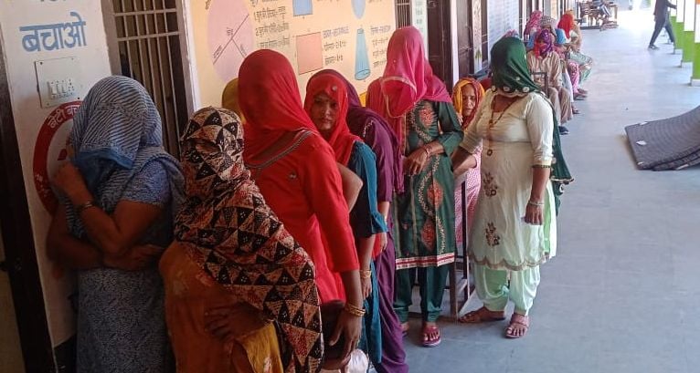 05जेएनडी70 : फरैण कलां गांव में बुजुर्ग महिला के हाथ पर स्याही लगाते हुए मा. राजेश वशिष्ठ। संवा 05जेएनडी70 : फरैण कलां गांव में बुजुर्ग महिला के हाथ पर स्याही लगाते हुए मा. राजेश वशिष्ठ। संवा