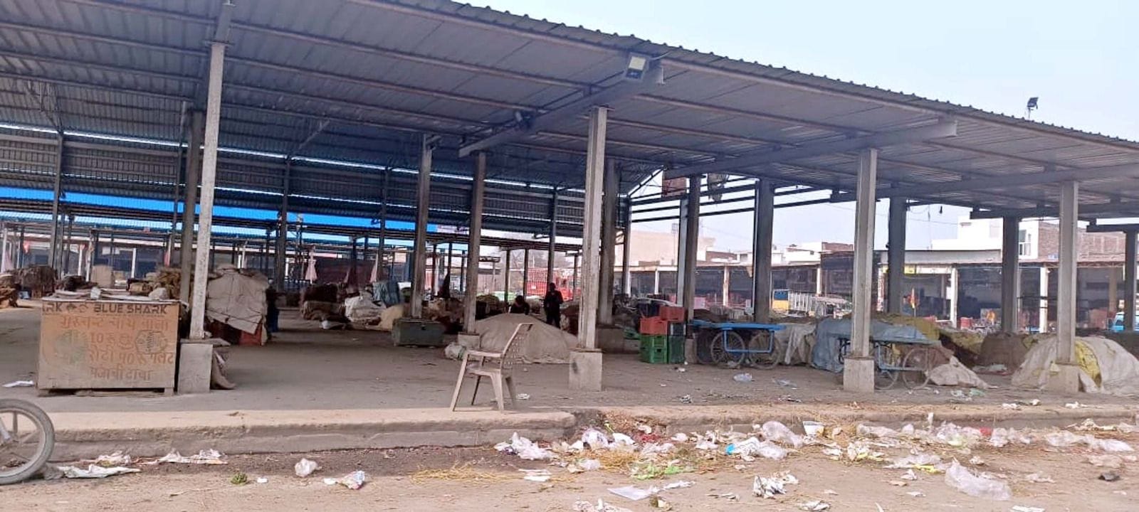 05जेएनडी76 : मतदान के चलते सुबह के समय ही सब्जीमंडी बंद दिखाई देती। संवाद