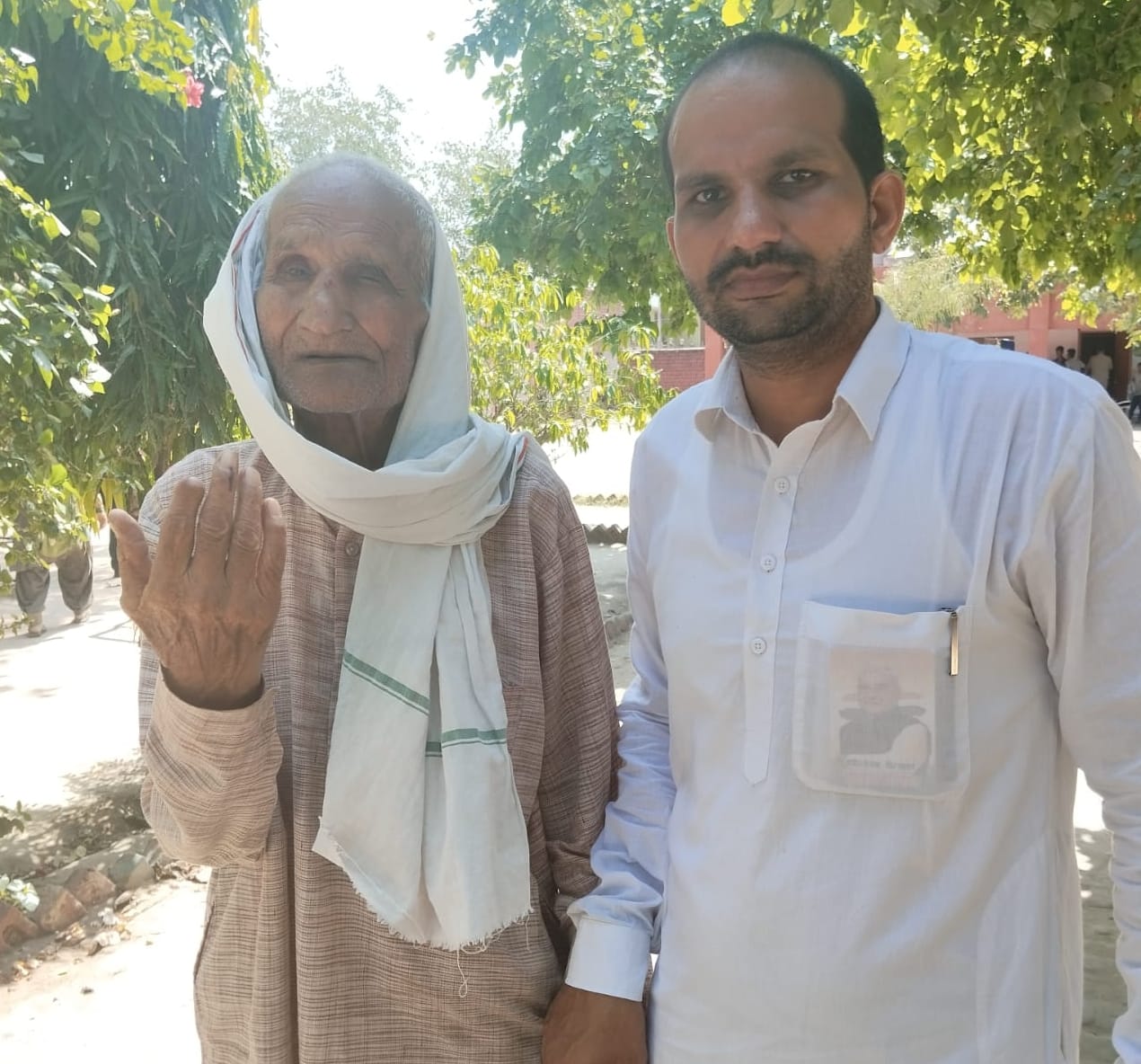 05सीटीके34..मनहोरी देवी 95 साल की उमर में मतदान करके बूथ से बाहर आते हुए। संवाद