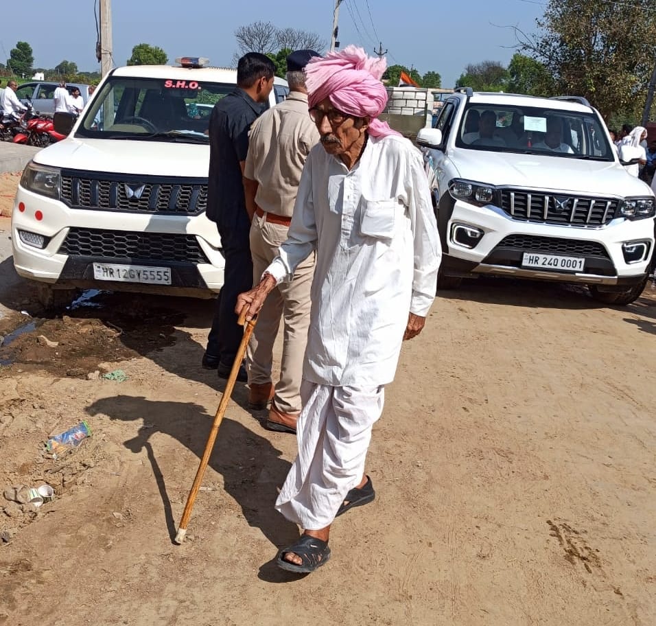 05सीटीके34..मनहोरी देवी 95 साल की उमर में मतदान करके बूथ से बाहर आते हुए। संवाद
