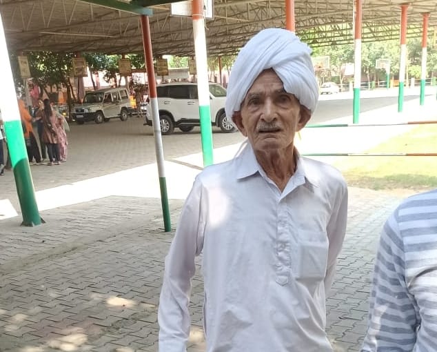 05सीटीके34..मनहोरी देवी 95 साल की उमर में मतदान करके बूथ से बाहर आते हुए। संवाद