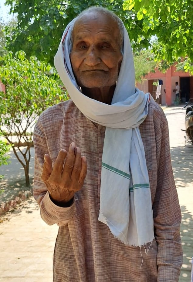 05सीटीके34..मनहोरी देवी 95 साल की उमर में मतदान करके बूथ से बाहर आते हुए। संवाद