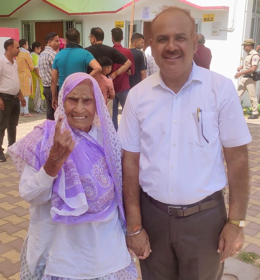 05सीटीके34..मनहोरी देवी 95 साल की उमर में मतदान करके बूथ से बाहर आते हुए। संवाद