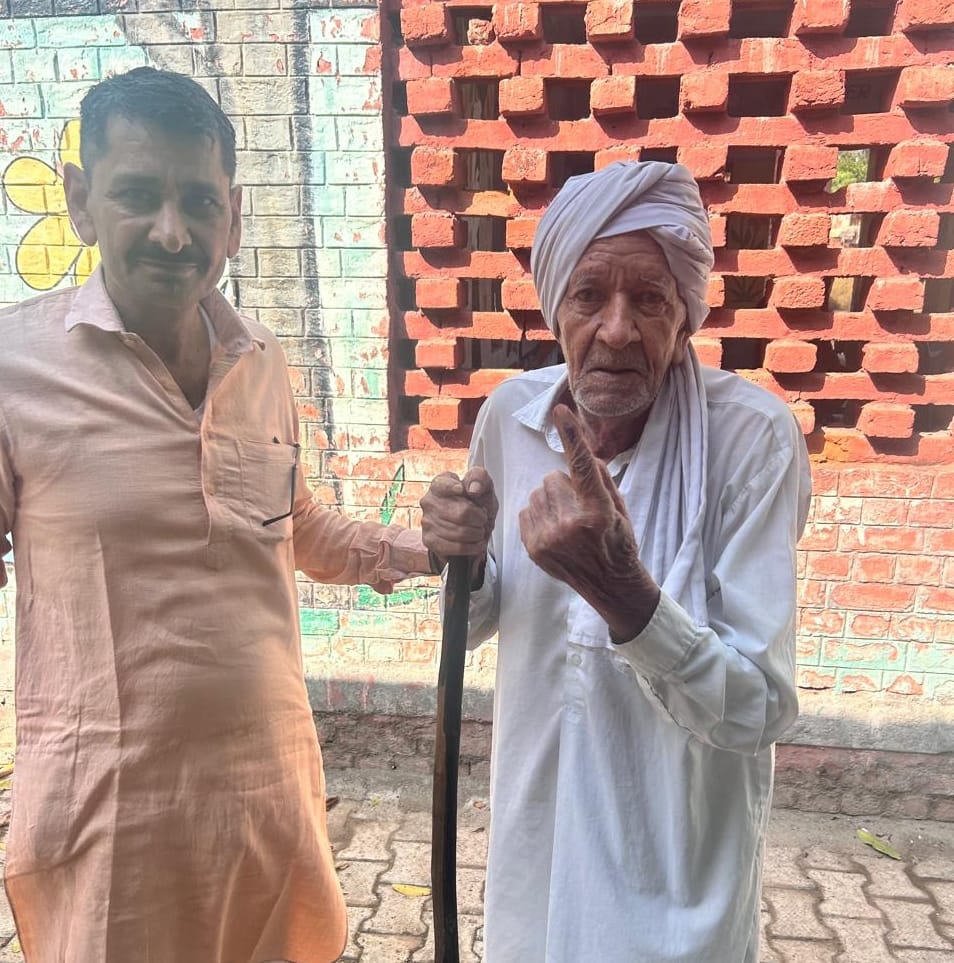 05सीटीके34..मनहोरी देवी 95 साल की उमर में मतदान करके बूथ से बाहर आते हुए। संवाद