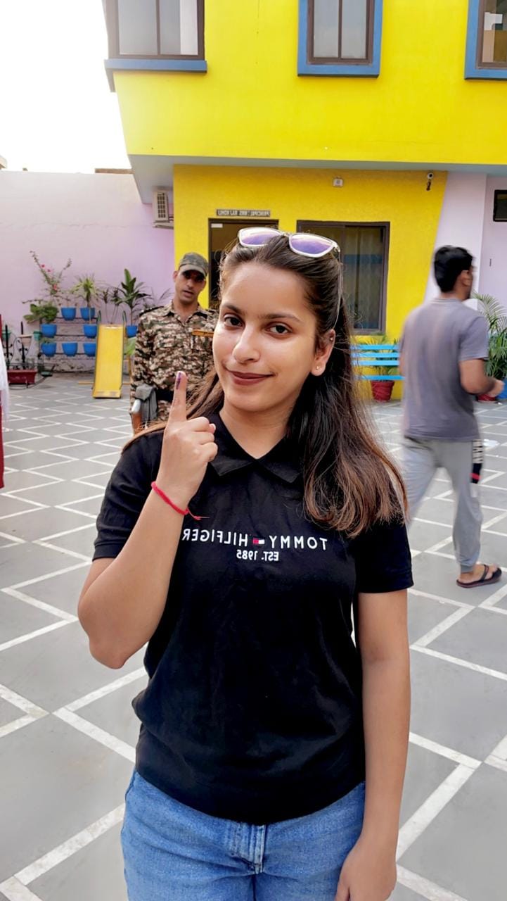 अंबाला शहर विधानसभा चुनाव में पहली बार वोट डालने आई सृष्टि आहूजा ने बताया कि उसने पहली बार वोट 