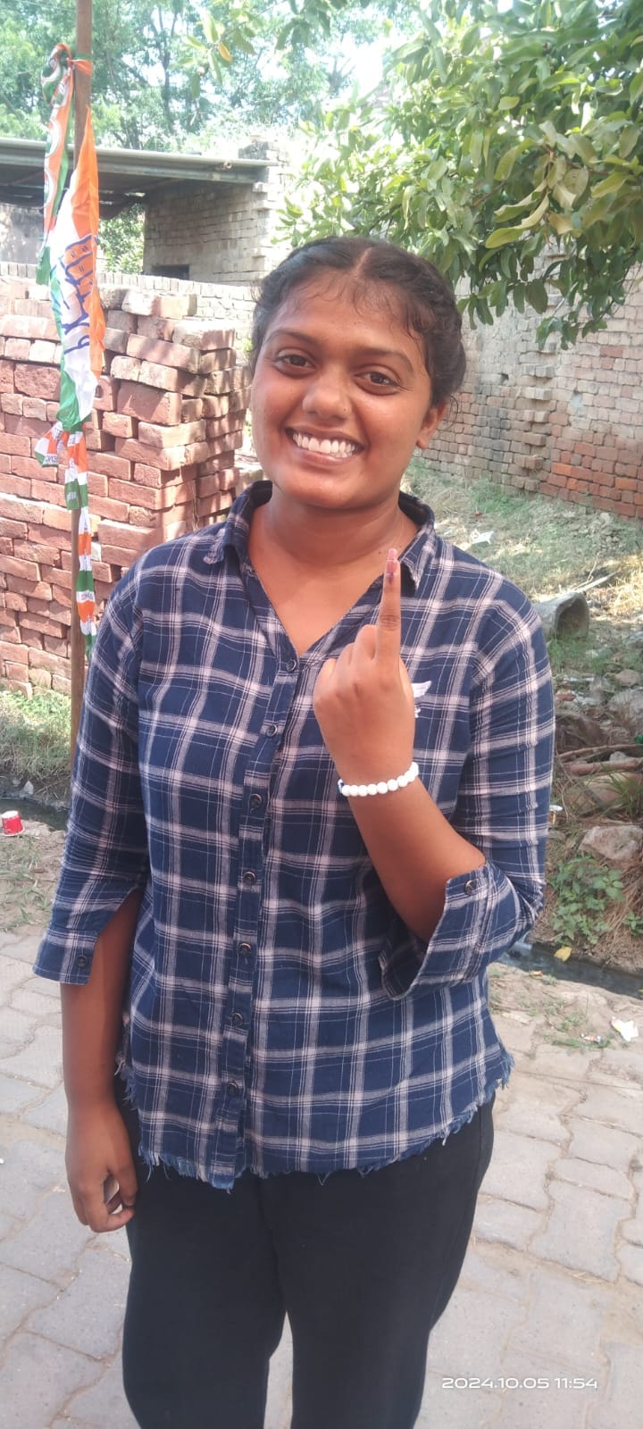 अंबाला शहर विधानसभा चुनाव में पहली बार वोट डालने आई सृष्टि आहूजा ने बताया कि उसने पहली बार वोट 