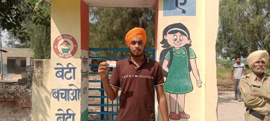अंबाला शहर विधानसभा चुनाव में पहली बार वोट डालने आई सृष्टि आहूजा ने बताया कि उसने पहली बार वोट 