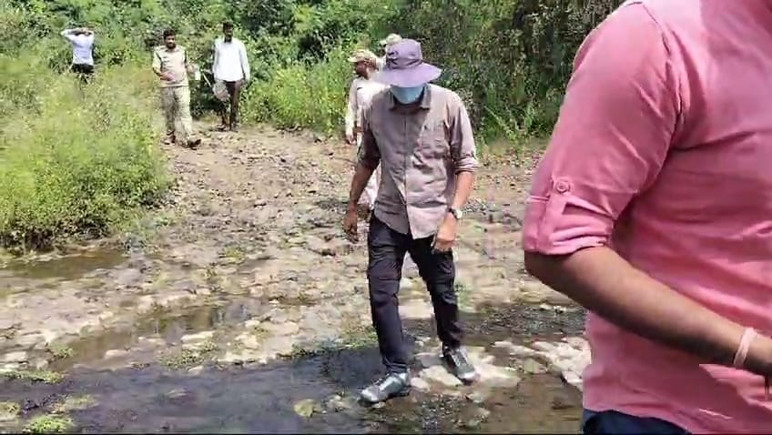 बाघ का शव मिलने की सूचना पर पहुंचा वरिष्ठ अधिकारियों का दल
