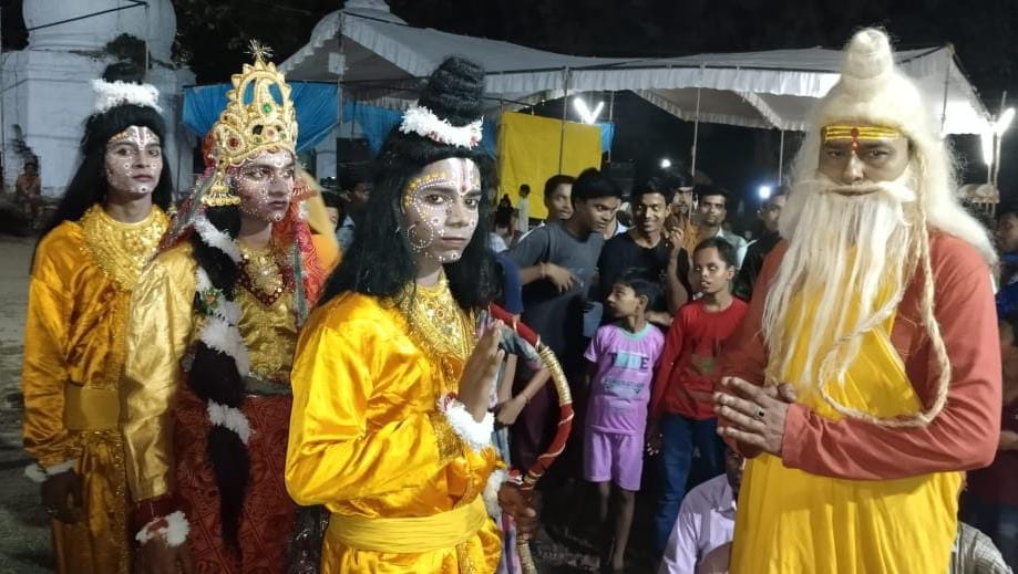 बिलसंडा में श्री रामलीला में झंडी यात्रा के बाद आयोजित हवन में मौजूद मेला कमेटी के सदस्य।संवाद