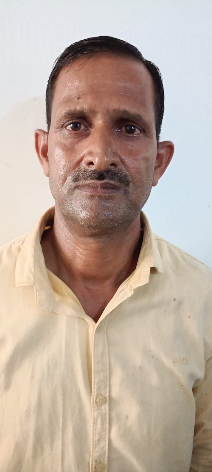 बीसलपुर के संपूर्ण समाधान दिवस में शिकायतें सुनते डीएम संजय कुमार सिंह।संवाद