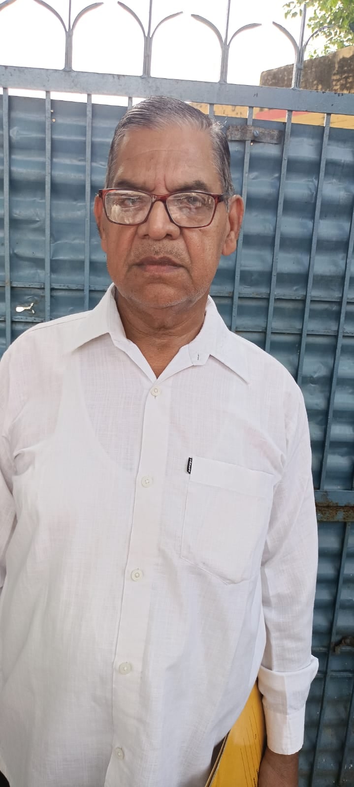 बीसलपुर के संपूर्ण समाधान दिवस में शिकायतें सुनते डीएम संजय कुमार सिंह।संवाद