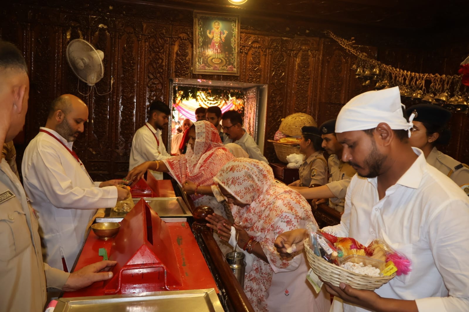 महामाया माता बालासुंदरी मंदिर त्रिलोकपुर में दर्शन करते श्रद्धालु। संवाद महामाया माता बालासुंदरी मंदिर त्रिलोकपुर में दर्शन करते श्रद्धालु। संवाद