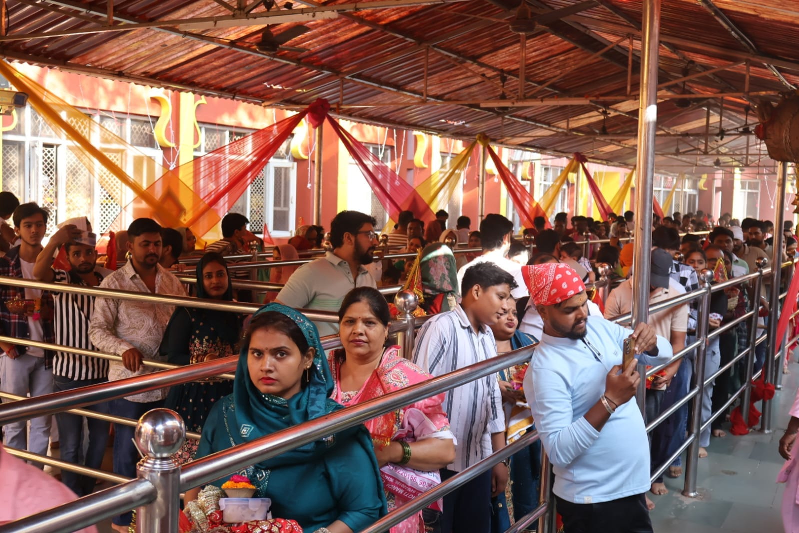महामाया माता बालासुंदरी मंदिर त्रिलोकपुर में दर्शन करते श्रद्धालु। संवाद महामाया माता बालासुंदरी मंदिर त्रिलोकपुर में दर्शन करते श्रद्धालु। संवाद