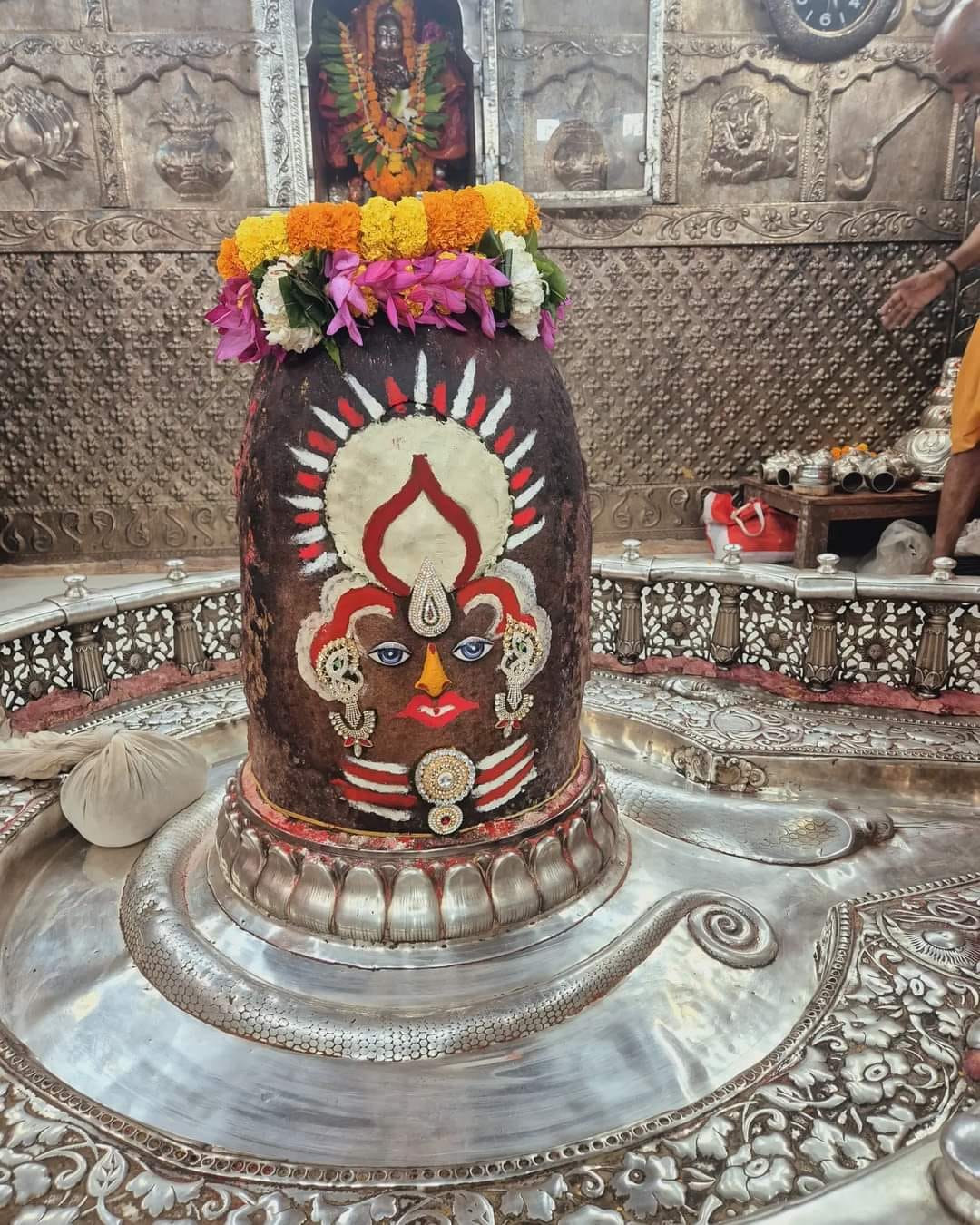 मस्तक पर सजा सूर्य फिर भस्म आरती में सजे बाबा महाकाल मस्तक पर सजा सूर्य फिर भस्म आरती में सजे बाबा महाकाल