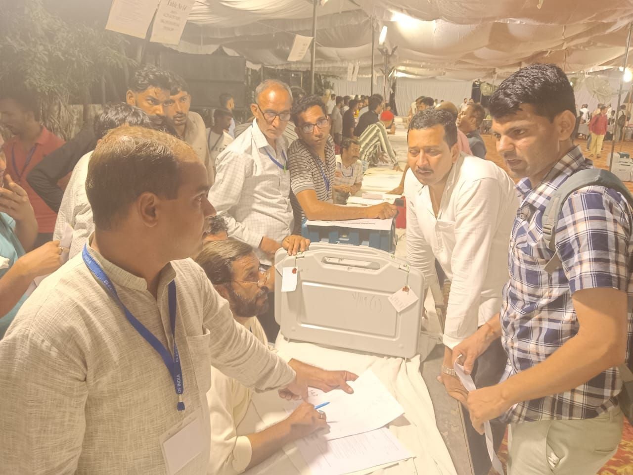 मतगणना केंद्रों पर ईवीएम जमा करवाते अधिकारी। संवाद मतगणना केंद्रों पर ईवीएम जमा करवाते अधिकारी। संवाद