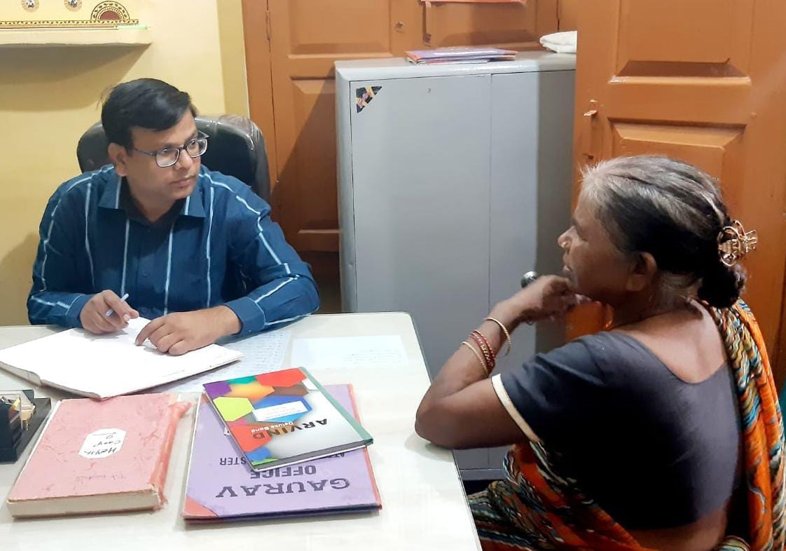 प्राथमिक स्वास्थ्य केंद्र सुहास पर मरीज देखती स्टाफ नर्स राधा।संवाद