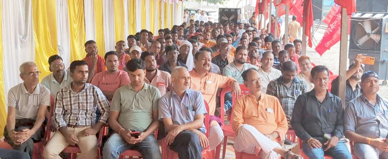 रोजा जंक्शन स्टेशन पर सभा में बोते नरमू महामंत्री शिवगोपाल मिश्र।स्रोत : यूनियन
