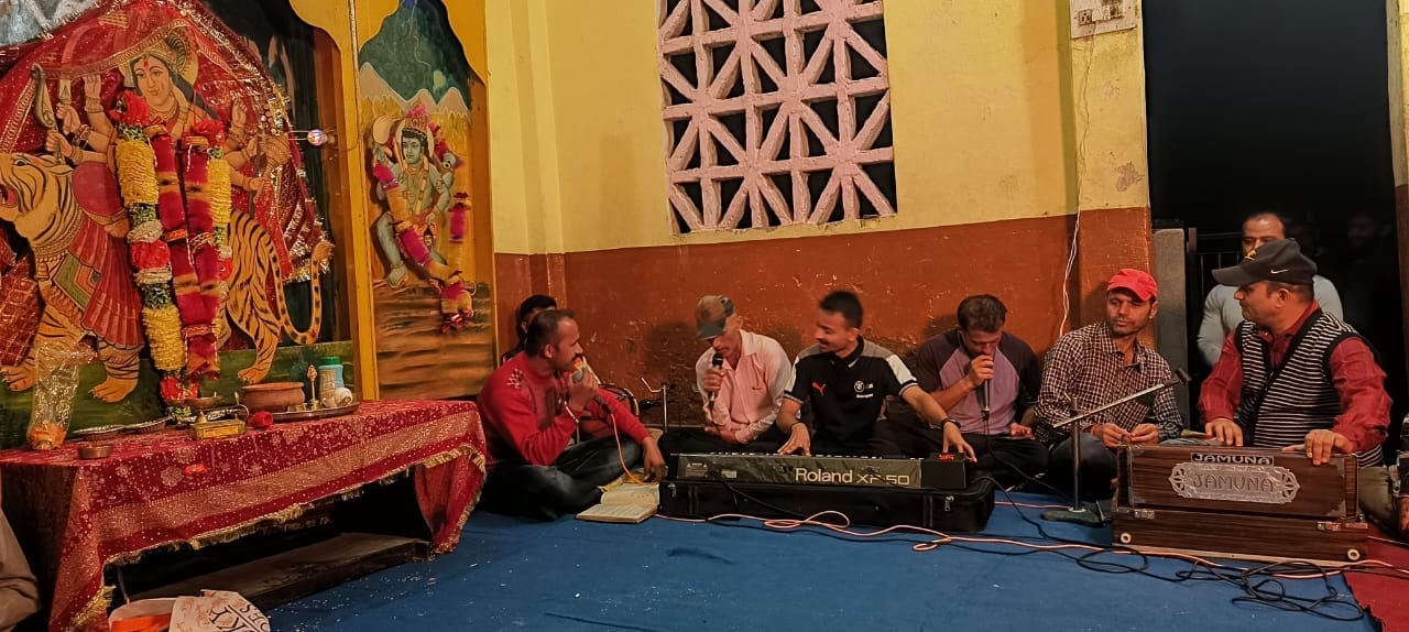 उपमंडल संगड़ाह के माइना गांव में भजनों पर झूमती महिलाएं। संवाद उपमंडल संगड़ाह के माइना गांव में भजनों पर झूमती महिलाएं। संवाद