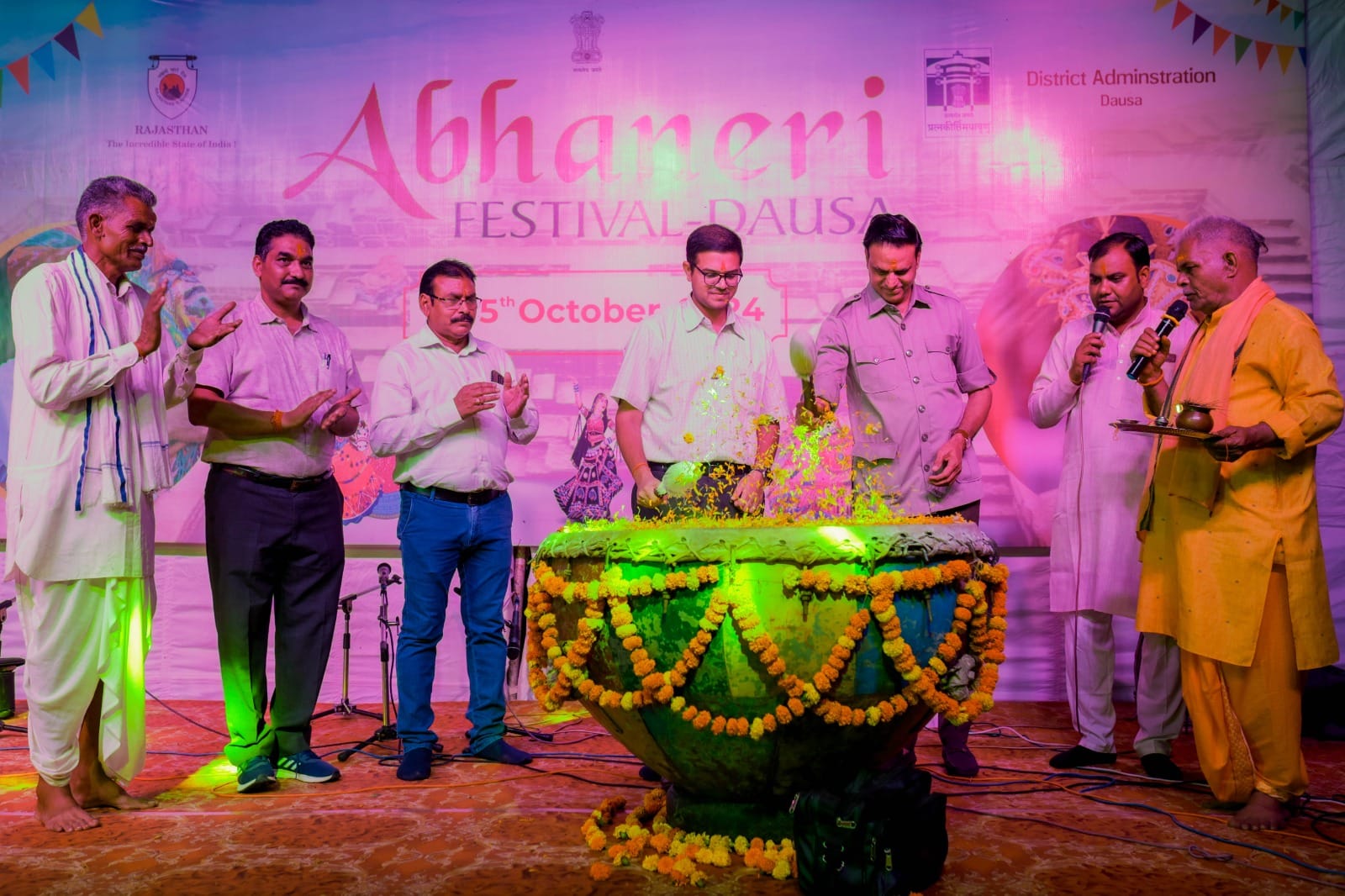 विदेशियों ने खूब सराय कच्ची घोड़ी नृत्य और देखा आभानेरी फेस्टिवल विदेशियों ने खूब सराय कच्ची घोड़ी नृत्य और देखा आभानेरी फेस्टिवल