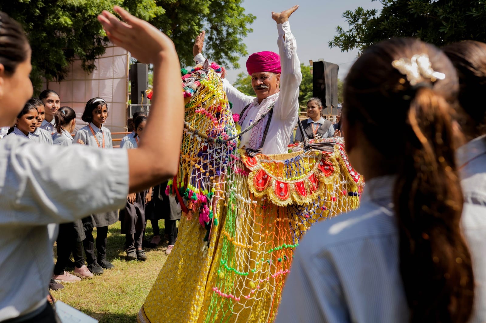 विदेशियों ने खूब सराय कच्ची घोड़ी नृत्य और देखा आभानेरी फेस्टिवल विदेशियों ने खूब सराय कच्ची घोड़ी नृत्य और देखा आभानेरी फेस्टिवल