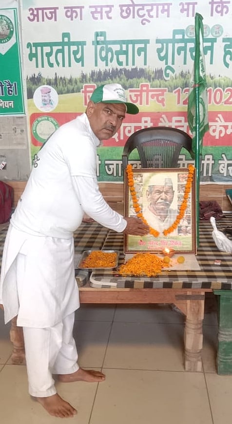 06जेएनडी04: किसान भवन में स्व. महेंद्र सिंह टिकैत को श्रद्धांजलि देते हुए रामराजी ढूल। संवाद 06जेएनडी04: किसान भवन में स्व. महेंद्र सिंह टिकैत को श्रद्धांजलि देते हुए रामराजी ढूल। संवाद